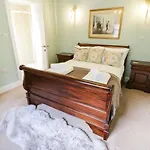 Stewart House * ويتبي