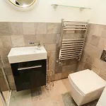 Stewart House * ويتبي