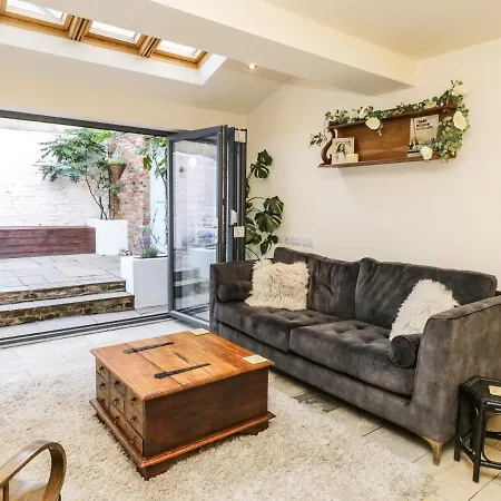 Stewart House * וויטבי